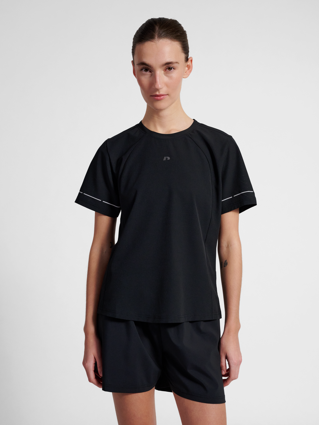 nwlBREATHE W T-SHIRT, BLACK, model