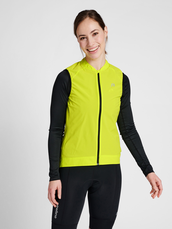 WOMENS CORE BIKE GILET, EVENING PRIMROSE, model