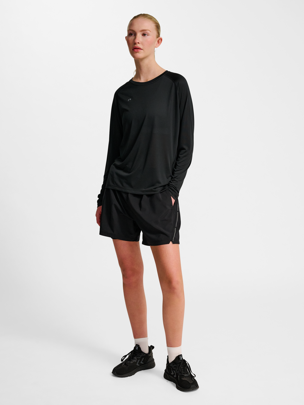 nwlBEAT W T-SHIRT L/S, BLACK, model