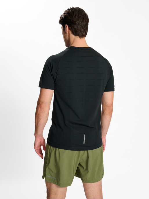 nwlRIVERSIDE SEAMLESS T-SHIRT S/S M, BLACK, model