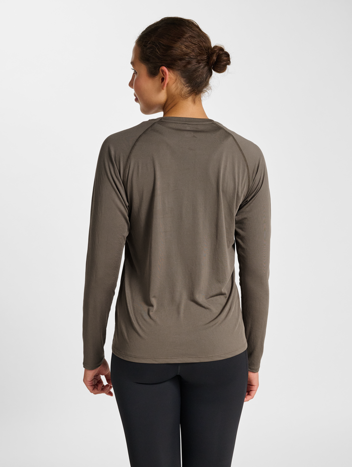 nwlBEAT W T-SHIRT L/S, FALCON, model