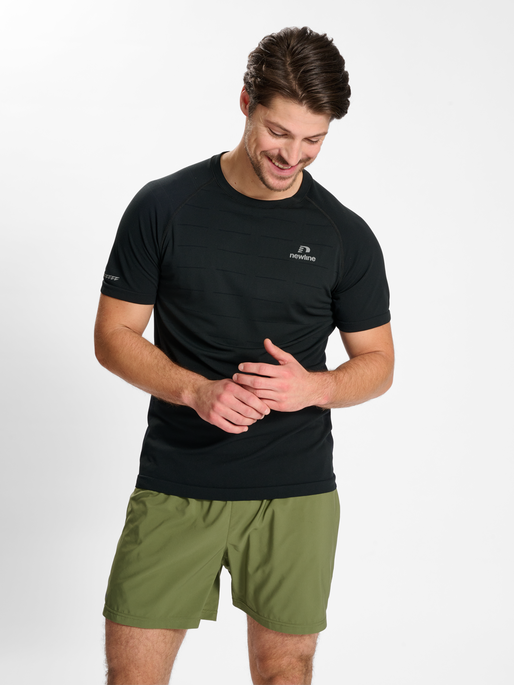 nwlRIVERSIDE SEAMLESS T-SHIRT S/S M, BLACK, model