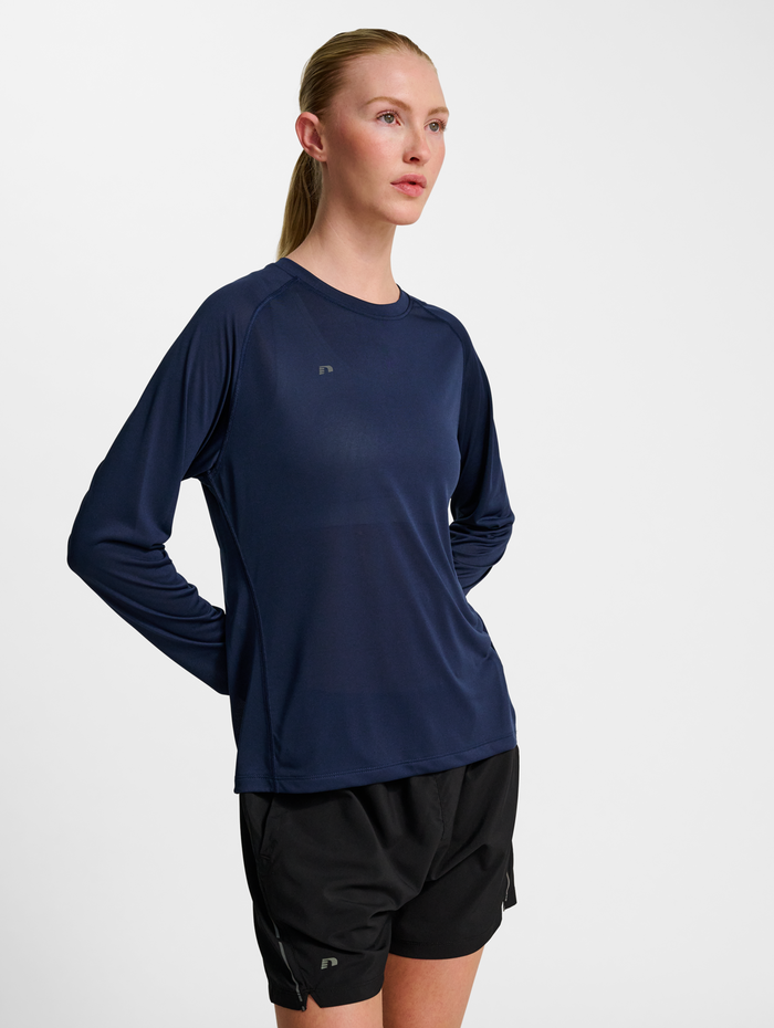 nwlBEAT W T-SHIRT L/S, BLACK IRIS, model