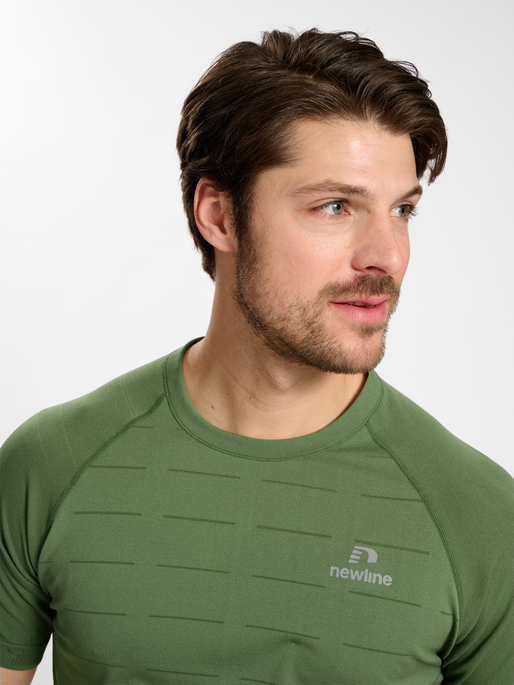 nwlRIVERSIDE SEAMLESS T-SHIRT S/S M, FOUR LEAF CLOVER, model