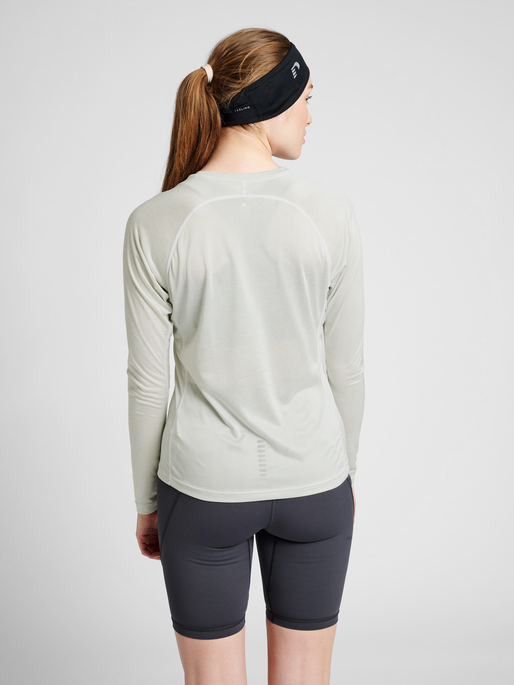 WOMEN RUNNING L/S, OYSTER MUSHROOM MELANGE, model