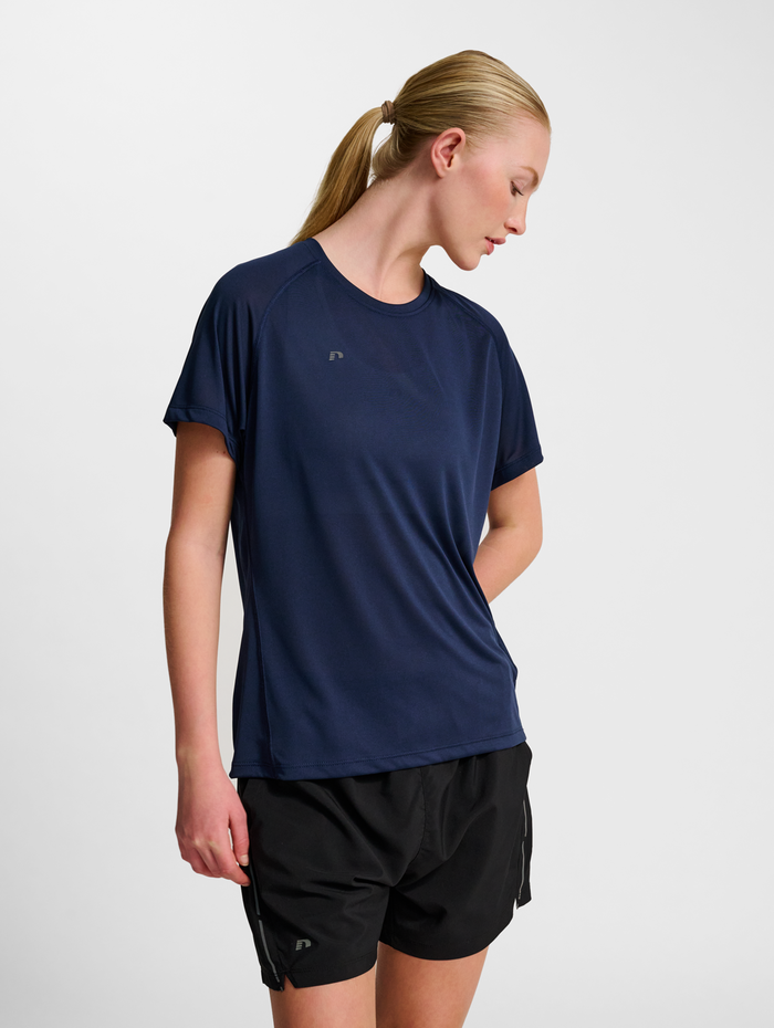 nwlBEAT W T-SHIRT, BLACK IRIS, model