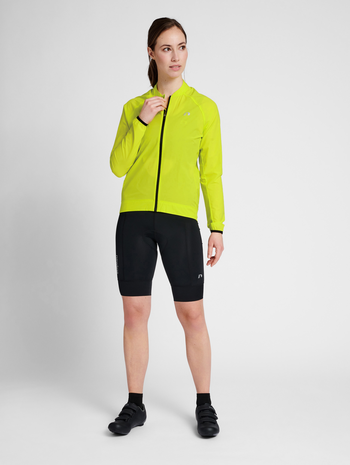 WOMENS CORE BIKE JACKET, EVENING PRIMROSE, model