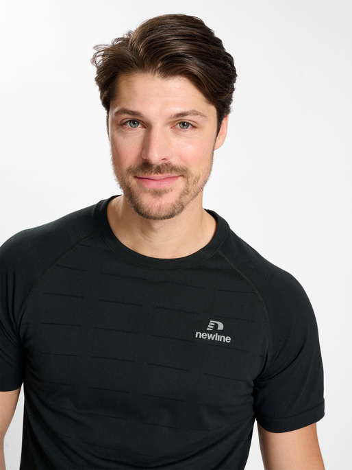 nwlRIVERSIDE SEAMLESS T-SHIRT S/S M, BLACK, model