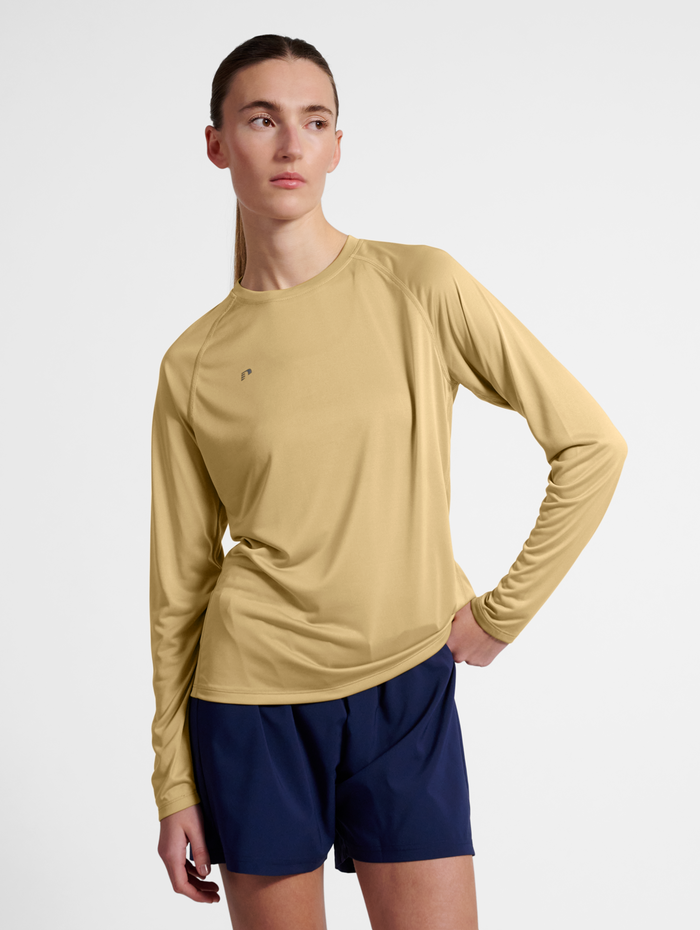 nwlBEAT W T-SHIRT L/S, ANTELOPE, model