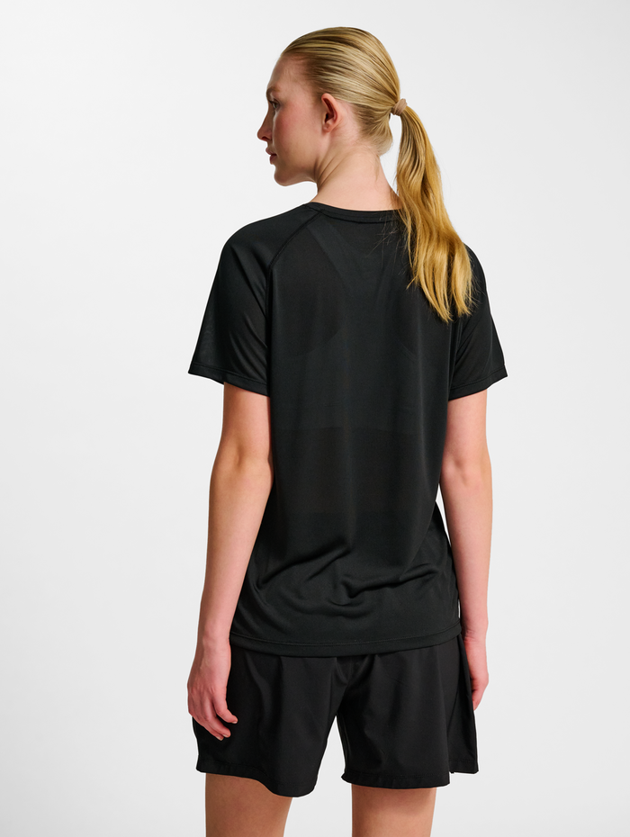nwlBEAT W T-SHIRT, BLACK, model