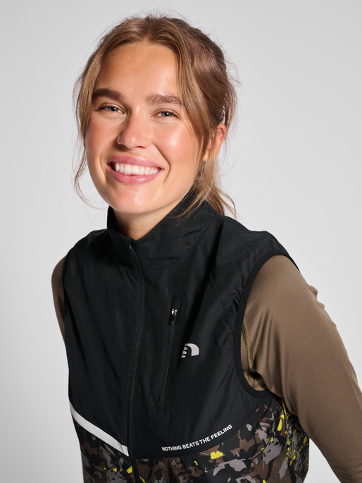 nwlGILBERT GILET WOMEN, TERRAIN AOP, model